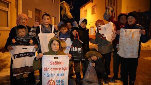 Bayburt'ta on beşi coşkusu: Asırlık gelenek ile çocuklar poşetlerini doldurdu