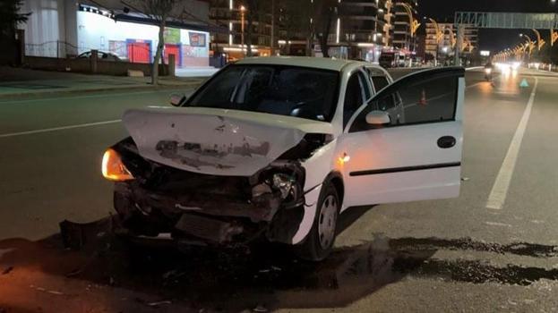 Aksaray’da kırmızı ışıkta bekleyen otomobile arkadan çarptı