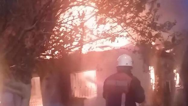 Erdemli'de sobadan çıkan yangın evi kül etti