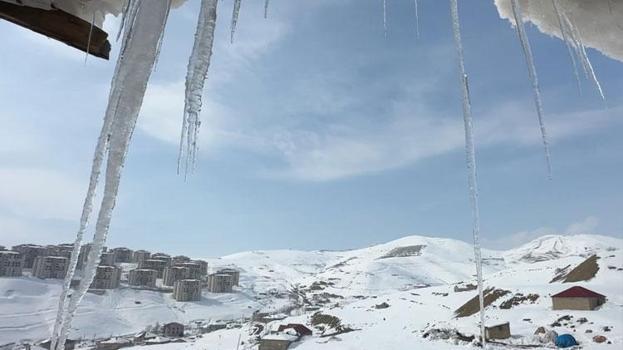 Dondurucu soğuklar Yüksekova'da yaşamı olumsuz etkiledi: Buz sarkıtlarının boyu 1 metreyi aştı