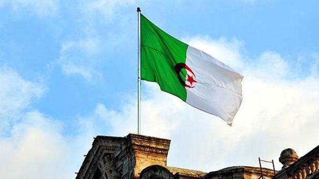 Cezayir'de askeri nakliye uçağı düştü: 2 mürettebat ölü