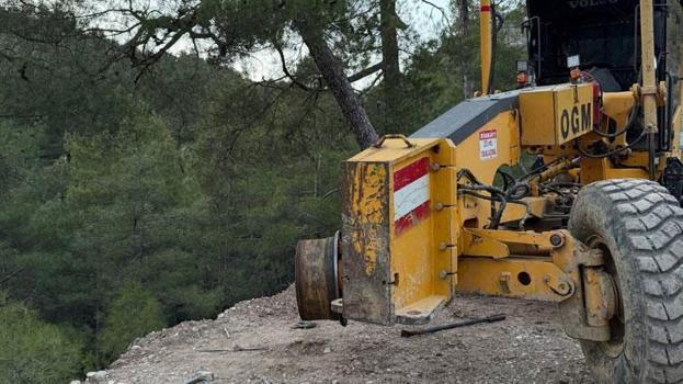 Eşine yardım ederken lastiğin patlaması sonucu uçuruma savrulan kadın öldü