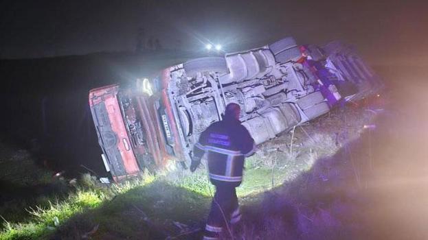 Mardin'de tır devrildi 1 kişi yaralandı