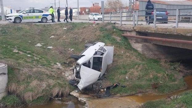 Otomobille çarpışan araç dereye uçtu, 3 kişi yaralandı