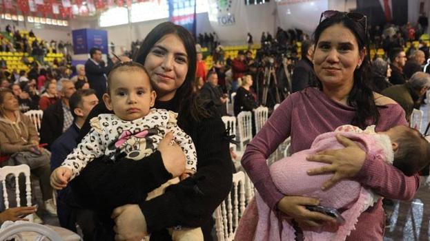 Hatay'da ev hayaliyle kura çekim törenine gelen vatandaşlar heyecan dolu anlar yaşadılar