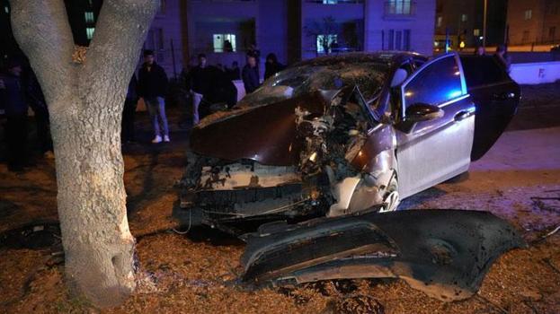 Kırıkkale’de ağaca çarpan otomobil hurdaya döndü