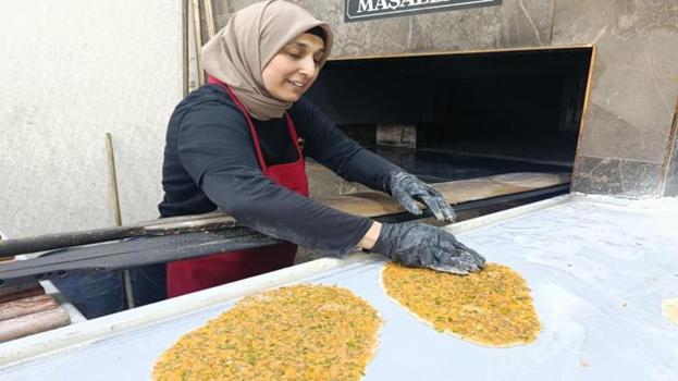Eşine destek için girdiği fırında usta oldu! 'Yapamazsın' diyenlere inat tezgahın başına geçti
