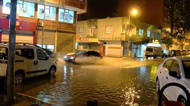 Kızıltepe’de sağanak yolları göle çevirdi