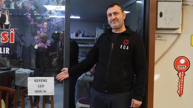 Hataylı terzi dükkanının camına astığı yazı ile cimrileri hedef aldı: 'Onların inadına yazıyı kaldırmayacağım'