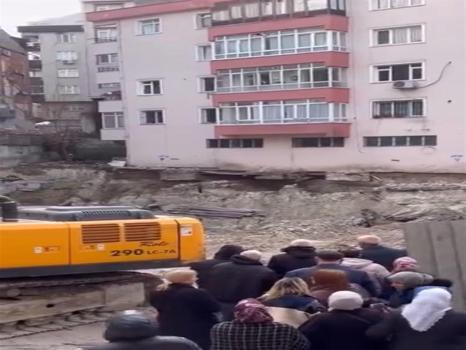 İstanbul'da 4 katlı binada panik! Kazı sırasında kaydı