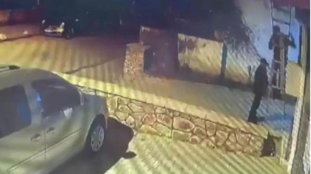 Kadıköy'de merdiven dayayıp girdikleri evde 1 milyon TL değerinde ziynet eşyası çaldılar! Ellerini ve ayaklarını bağladılar