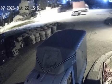 Çarptığı otomobil ters döndü, koşarak olay yerinden kaçtı!