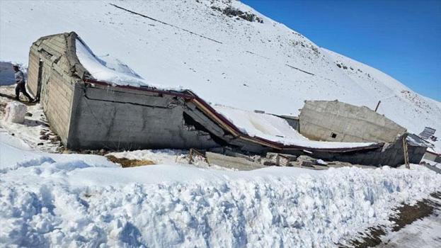 Iğdır Tuzluca'da facianın eşiğinden dönüldü! Yoğun kar yağışı nedeniyle çatı çöktü