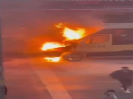 İstanbul'da park halinde alev aldı: İtfaiye müdahale etti