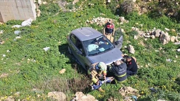 Defne'de uçurumdan yuvarlanan otomobil sürücüsü yaralandı