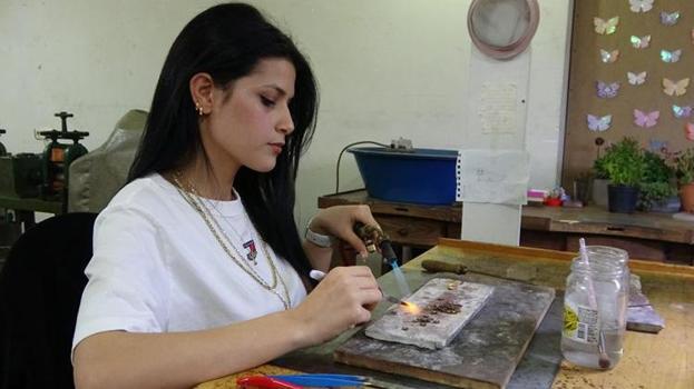 Ojeli tırnaklarıyla erkek egemen meslekte usta oldu! Kadınların takmak için can attıkları ürünleri üretiyor