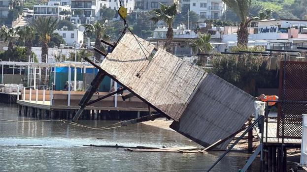 Bodrum'da sosyetenin iskeleleri teker teker yıkıldı, Türkbükü sahilinde büyük temizlik