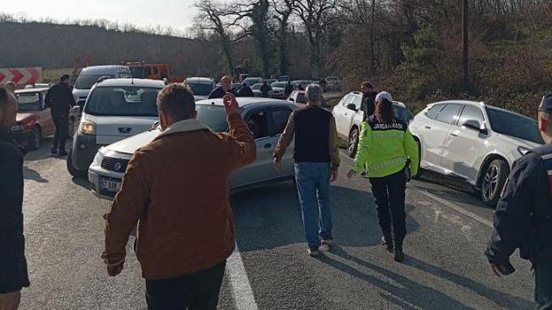 Zonguldak'ta işçi servisi ile otomobil çarpışt: Çok sayıda yaralı var
