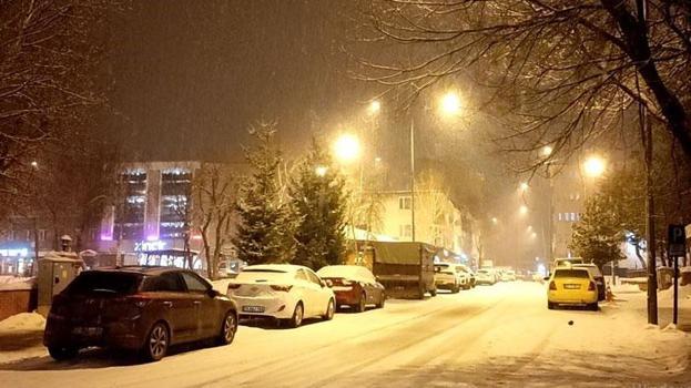 Ardahan’da kar yağışı etkili oldu kent beyaza büründü