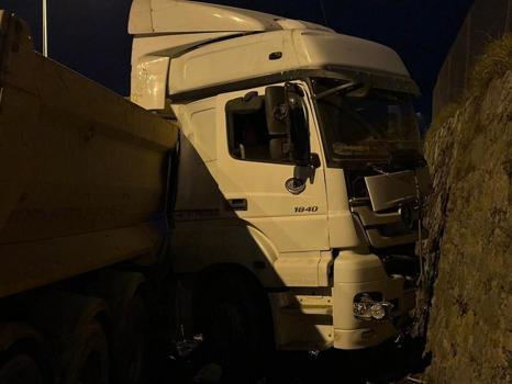 İstanbul'da kamyon dehşeti! İstinat duvarına çarptı