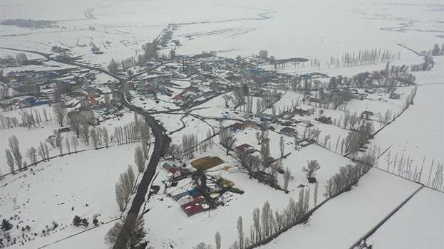Kar kalınlığı yarım metreyi aştı, köyler adeta beyaz örtüyle mühürlendi!