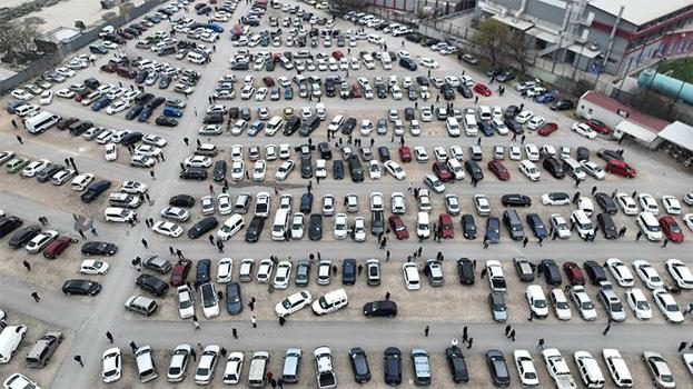 Bursa'da ikinci el oto pazarında buruk bayram