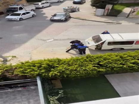 Zabıta ve seyyar satıcı birbirine girdi: İstanbul'da gergin anlar