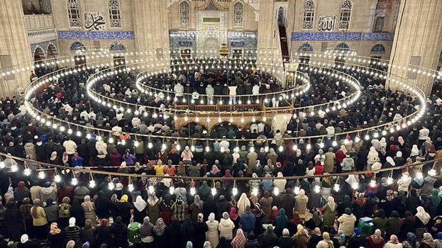 Türkiye'de Kadir Gecesi idrak edildi