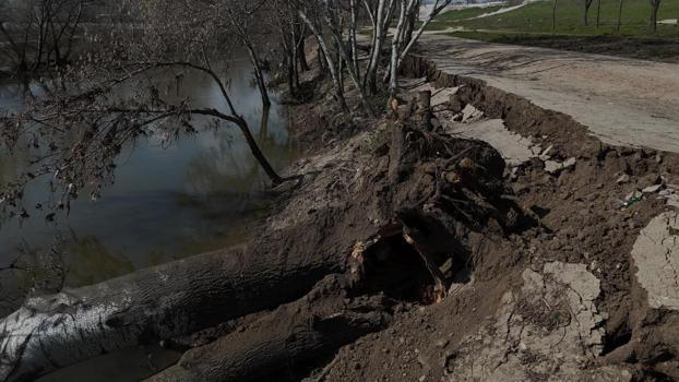 Tunca Nehri kıyısında toprak kayması! 50 metrelik alanda çatlaklar oluştu