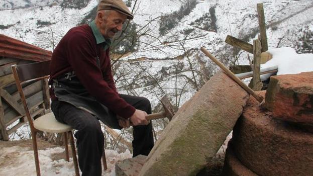 Giresun'un son ustası! Çocukları bile bu mesleği öğrenmek istemedi: Ekmeğini taştan çıkarıyor