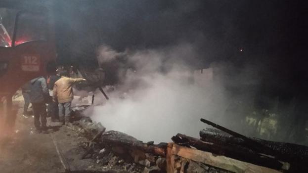 Mudurnu’da tek katlı ev yangında küle döndü