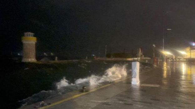 Marmaris’te şiddetli fırtına ilçe genelinde etkili oluyor