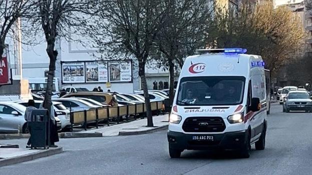 Şirvan'da budama yaparken kolu kesildi, ambulansta kalp krizi geçirdi