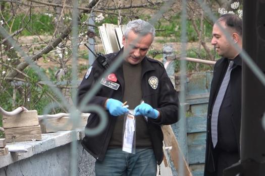 İki kardeş bir oldu, babalarını bıçak ve baltayla katletti