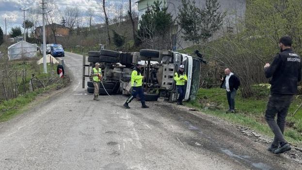 Çaybaşı'da beton mikseri devrildi kazada sürücü yaralandı