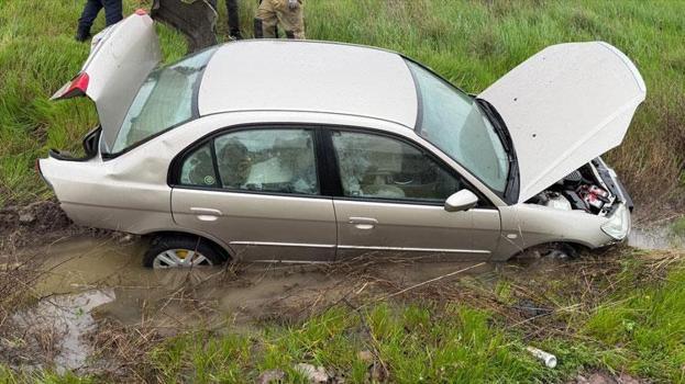 Manyas'ta otomobil araziye yuvarlandı 3 kişi hafif şekilde yaralandı