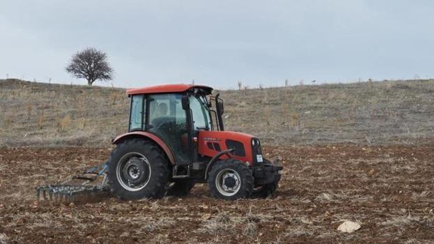 Erzurumlu çiftçiler tarlalara indi! Bir yanda 1 metre kar, diğer yanda ekim mesaisi