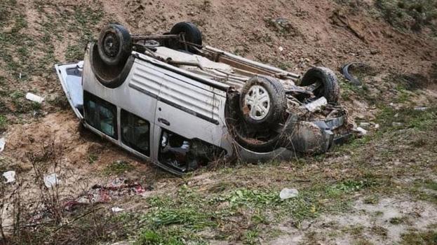 Kırıkkale'de kontrolden çıkan hafif ticari araç takla attı