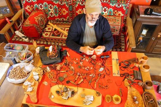 Pahalı bulduğu bileklik için kendi tornasını yaptı: 10 yıldır atık maddelerden sanat üretiyor!