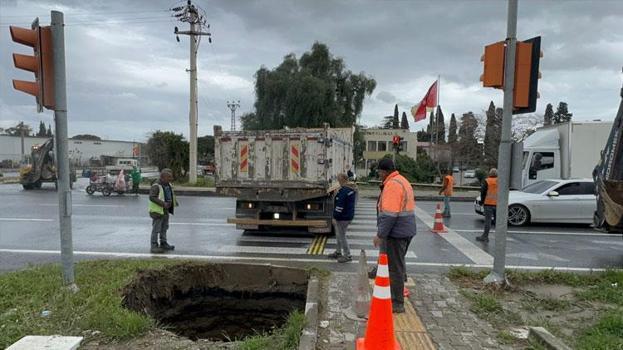 Aydın'dan panik yaratan olay! Söke'de Bağarası Kavşağında obruk endişeye yol açtı