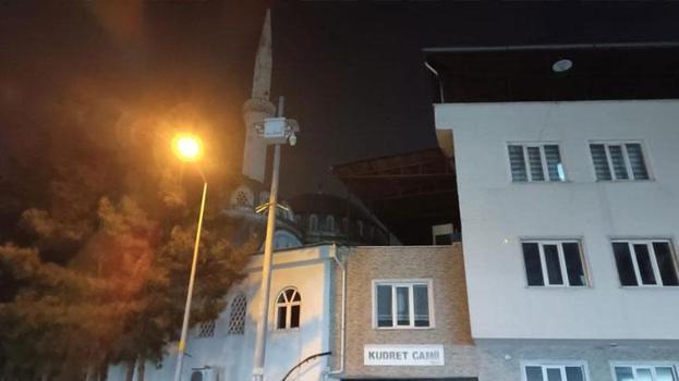 Batman’da cami minaresine yıldırım isabet etti