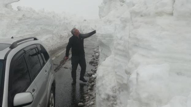 Burası ne Hakkari ne de Van! Sıcaktan kavrulan şehirden kar kalınlığı 2 metreyi aştı