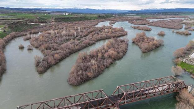 Bingöl'de karlar eridi Murat Nehri’nde debi yükseldi, tarihi köprüyle birlikte eşsiz manzaralar oluştu