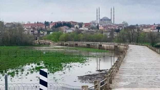 Tunca Nehri taştı Edirne’de Saraçhane Köprüsü trafiğe kapandı