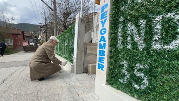 Evin önündeki çitlere ve çatıya yazılan yazılar polis ve zabıta ekiplerini harekete geçirdi