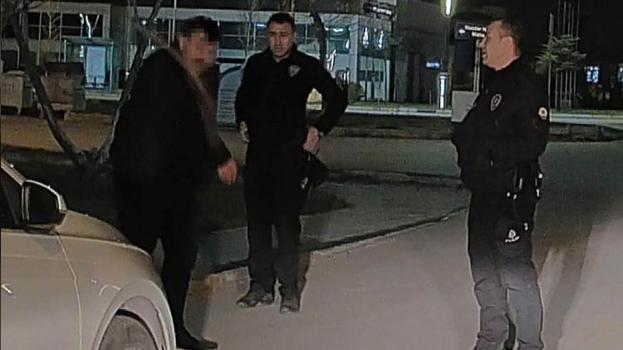 Polisin elinde keser olan adamla imtihanı kameraya yansıdı