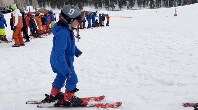 Kars'ta çocuklar için başlatıldı! 2 metre kar üzerinde öğretiliyor