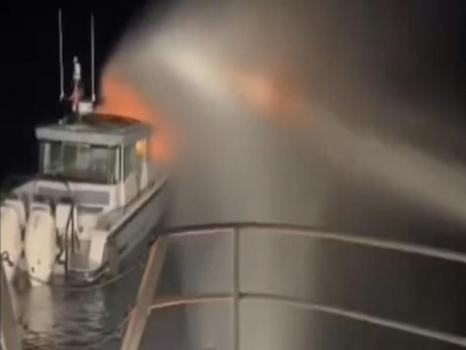 Kadıköy'de tekne seyir halinde alev aldı! Kıyı Emniyeti müdahale etti