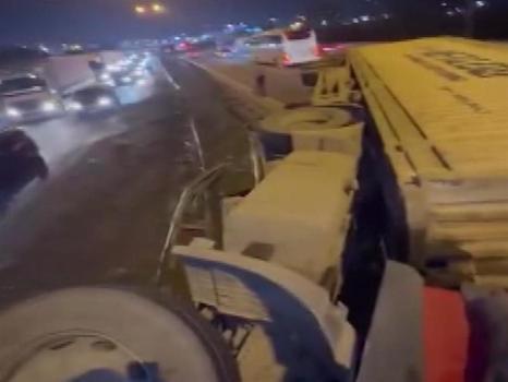TEM Otoyolu'nda tır devrildi: Trafik yoğunluğu oluştu