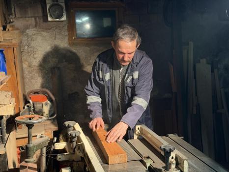 Bozulan kemençesini tamir ederken usta oldu: Ağaçları bir sanat eserine dönüştürüyor! Tam bir yıl bekletiyor!